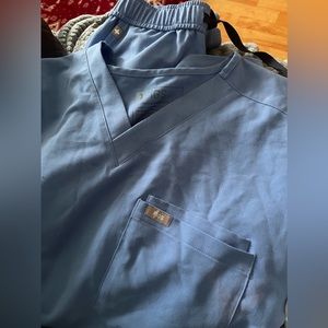 Figs Mens large top medium pants